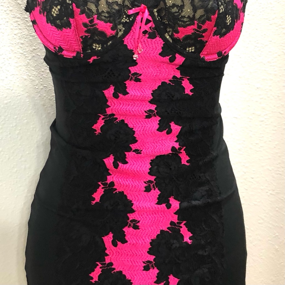 Gorgeous Victoria's Secret Garter Slip with Black Lace Applique', 34B, NWOT - Picture 2 of 8